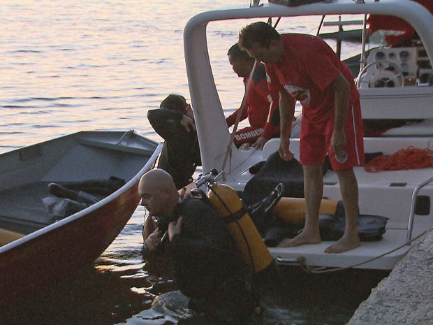 Mergulhadores procuram corpo de jovem de 21 anos que se afogou no Lago Paranoá, em Brasília (Foto: TV Globo/Reprodução)