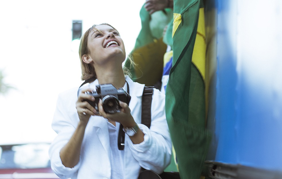 Alice está feliz registrando toda a movimentação em torno das Diretas, mas logo logo terá uma surpresa que vai mudar a sua vida novamente (Foto: Raphael Dias/Gshow)