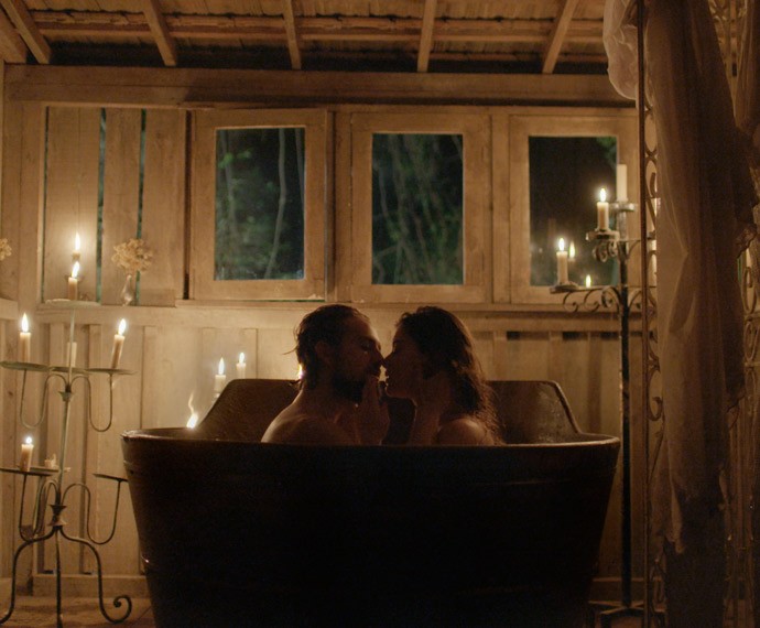 Lívia e Felipe se banham à luz de velas (Foto: TV Globo) Lívia e Felipe se banham à luz de velas (Foto: TV Globo)