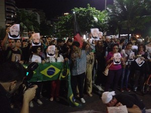 Grupo segura imagem de Cabral de cabeça para baixo (Foto: Luís Bulcão/G1)