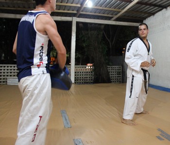 Philip Izidorio treina na Academia Acre Combat, em Rio Branco (Foto: João Paulo Maia)