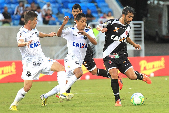 Douglas, ABC e Vasco (Foto: Marcelo Sadio / Vasco.com.br)