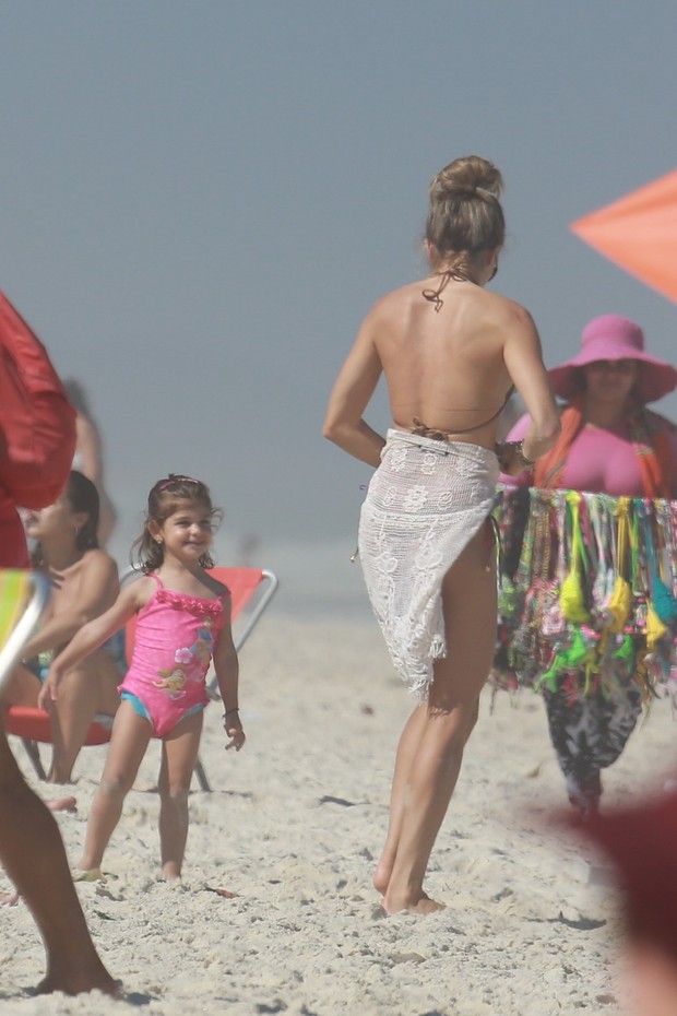 Grazi Massafera na praia com a filha Sofia (Foto: Dilson Silva/ AG. News) Grazi Massafera na praia com a filha Sofia (Foto: Dilson Silva/ AG. News)