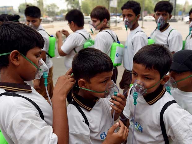 Alunos usam máscaras em Nova Deli, uma das capitais mais poluídas do mundo, segundo a OMS (Foto: AFP Photo)