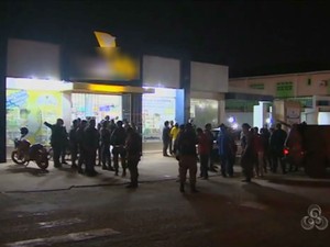 Movimento de policiais na frente da farmácia assaltada na noite deste domingo (Foto: Reprodução/TV Amapá) Movimento de policiais na frente da farmácia assaltada na noite deste domingo (Foto: Reprodução/TV Amapá)