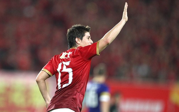 Darío Conca comemora gol Guangzhou Evergrande (Foto: Reprodução / Sina.com)
