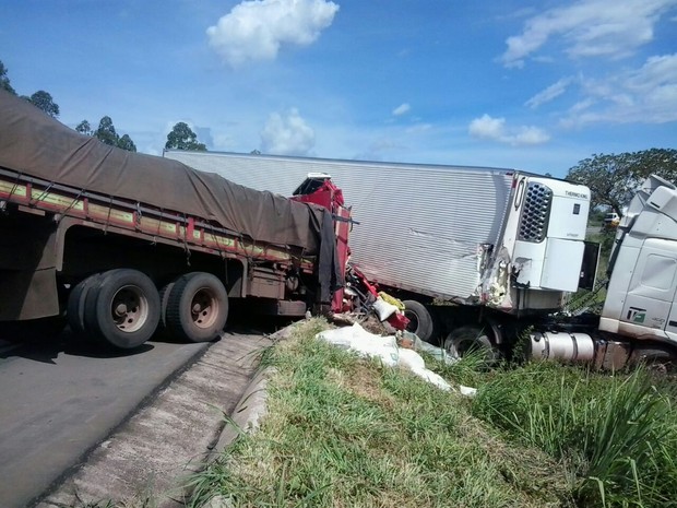 G1 Dois Ficam Feridos Após Acidente Com Carreta E Caminhão Na Br 262