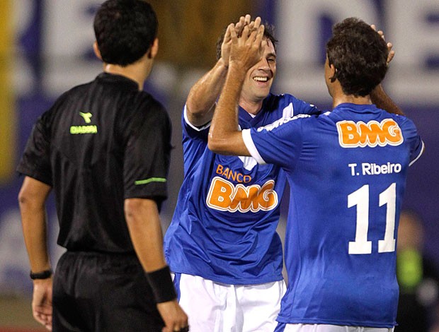 montillo thiago ribeiro cruzeiro gol guarani-par (Foto: agência Reuters)