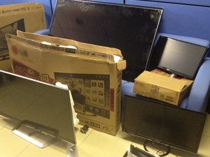 Televisores roubados em cargas e apreendidos com envolvidos na operação Piratas do Asfalto, em Goiás (Foto: Sílvio Túlio / G1)