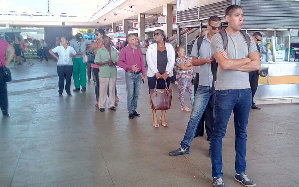 Passageiros tiveram que esperar mais tempo na Rodoviária de Brasília por causa da paralisação da TCB (Foto: Vinícius Souza/G1)