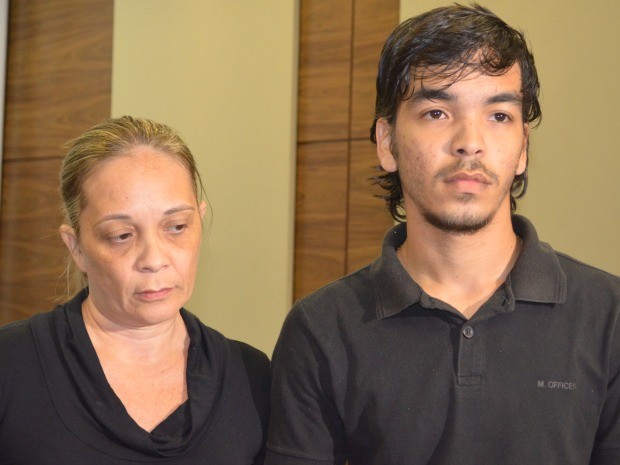 Viúva do proprietário da residência onde houve a explosão Ruth Alencar e um dos filhos, Christian Alencar, pede desculpas pelo ocorrido (Foto: Caio Fulgêncio/G1)