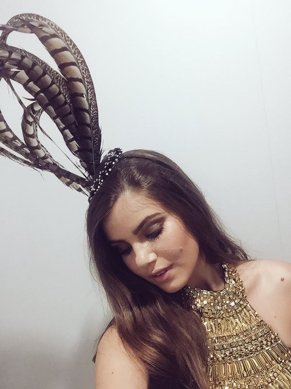 Camila Queiroz exibe o look para baile de gala em São Paulo (Foto: Twitter/ Reprodução)