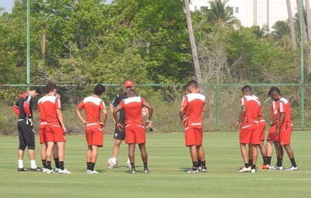 Bauza reúne titulares do São Paulo no México (Foto: Marcelo Prado)