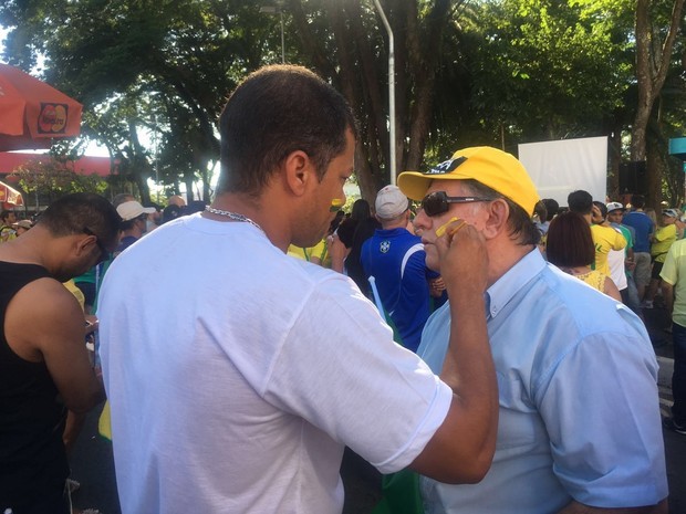 Manifestantes pintam os rostos com as cores da bandeira do Brasil (Foto: Camilla Motta/G1)
