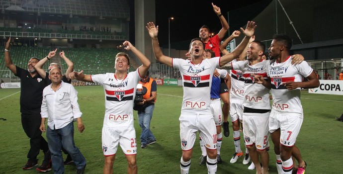 Jogadores na torcida Atlético-MG x São Paulo (Foto: Rubens Chiri/saopaulofc.net)