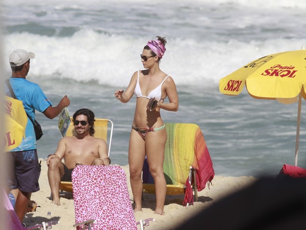 Camila Rodrigues na praia com o namorado (Foto: Dilson Silva / AgNews)