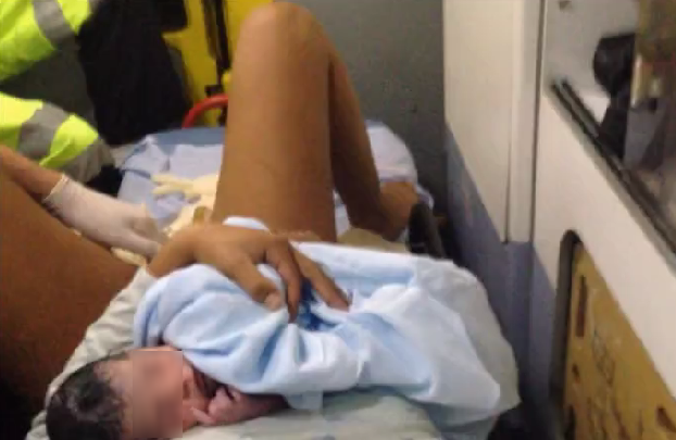 Adolescente deu à luz na BR-101, em Palhoça (Foto: PRF/Divulgação)