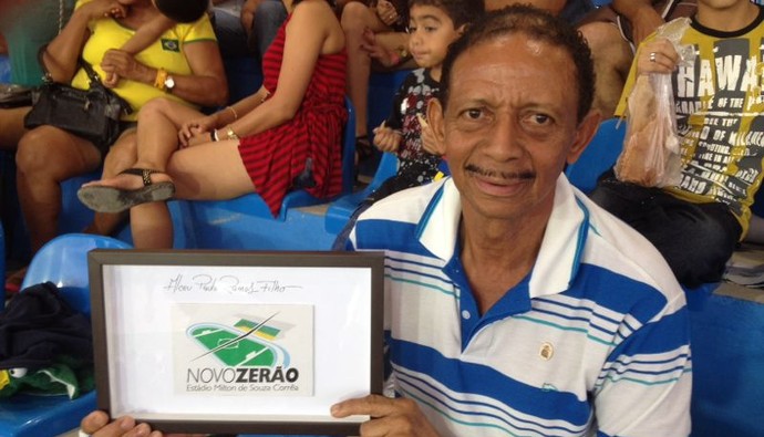 Ex-jogador Alceu foi homenageado e recebeu prêmio por atuação no futebol amapaense (Foto: Cassio Albuquerque/GE-AP)