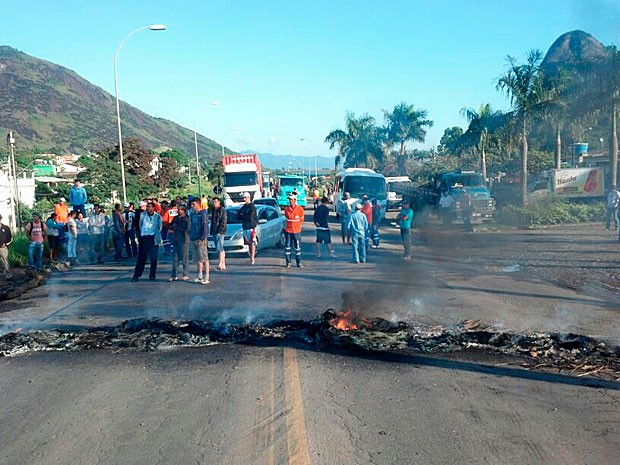 Manifestantes colocaram fogo em pneus na BR-101, na Serra (Foto: Vinícius Gonçalves/ G1 ES)