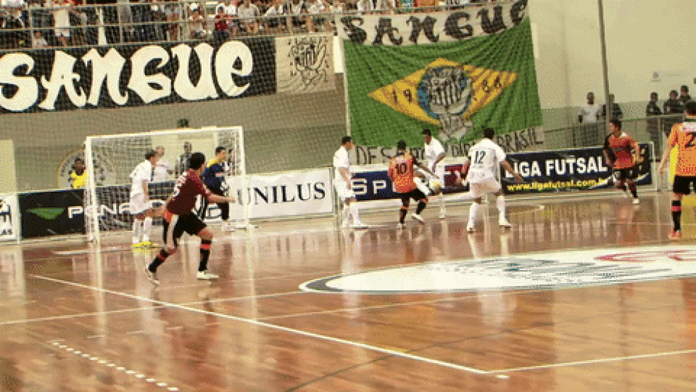 Gol da sua quadra de defesa num Santos x Carlos Barbosa em 2011 (Foto: Reprodução)