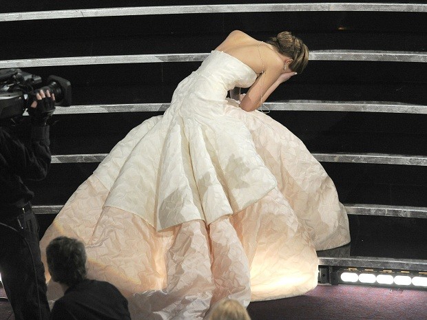 Jennifer Lawrence cai ao subir no palco do Oscar 2013 (Foto: Chris Pizzello/Invision/AP)