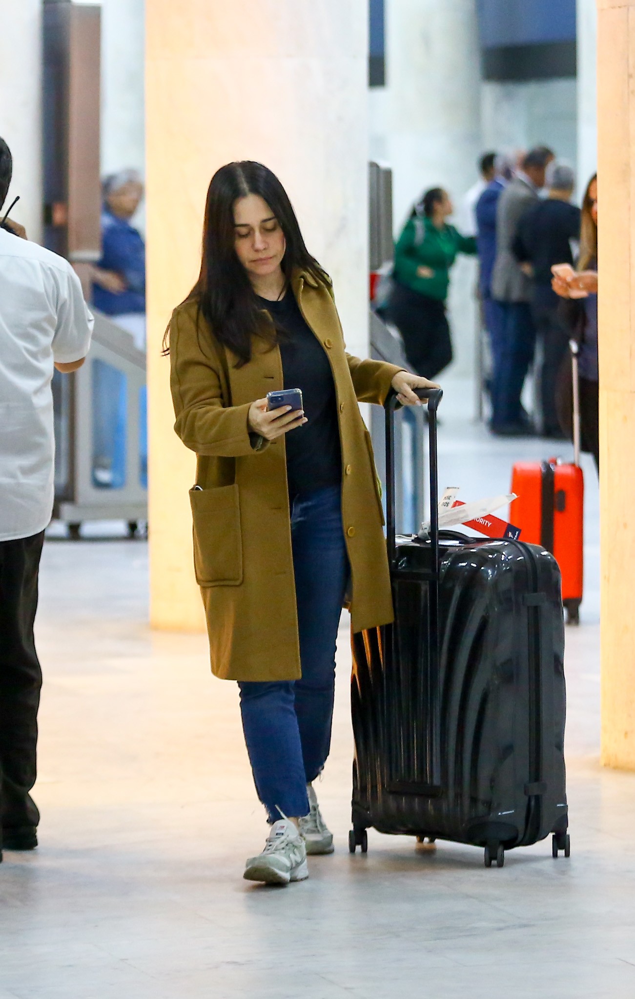 De Cara Limpa Alessandra Negrini Exibe Beleza Natural Ao Desembarcar