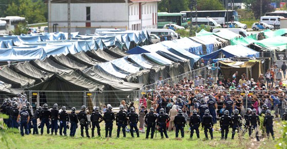 Imigrantes e policiais húngaros se encaram no campo de refugiados de Roszke  (Foto: Zoltan Gergely Kelemen/MTI via AP)