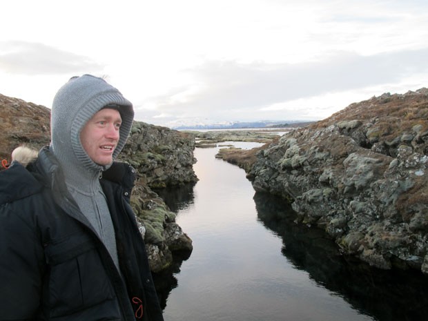 Louis Kotze, instrutor de mergulho, na Lagoa de Silfra, na Islândia, paraíso do mergulho (Foto: AP Photo/Jim Heintz)