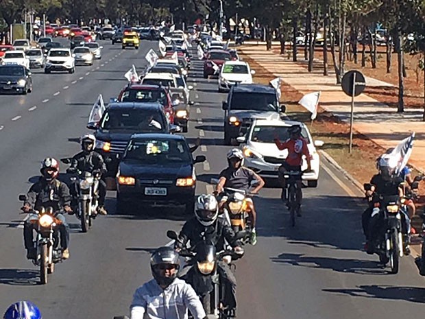 Carreata reúne policiais militares e bombeiros em ato por aumento de salários no centro de Brasília nesta terça-feira (12) (Foto: Divulgação) Carreata reúne policiais militares e bombeiros em ato por aumento de salários no centro de Brasília nesta terça-feira (12) (Foto: Divulgação)