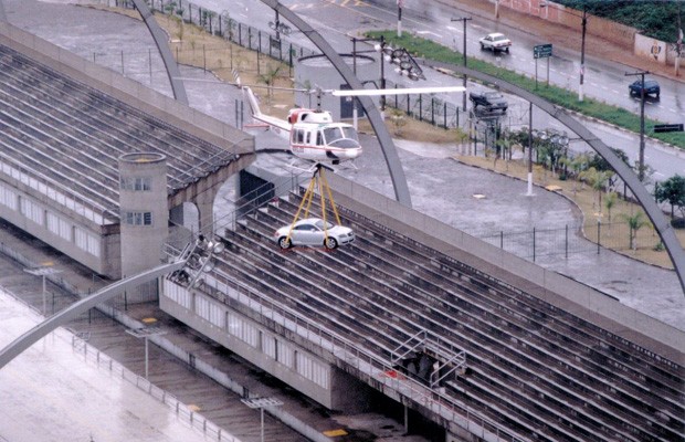 Não é a primeira vez que um carro da marca chega de maneira inusitada a um lançamento. Em 1998, o TT estreou no mercado brasileiro chegando içado por um helicóptero ao Sambódromo, em São Paulo.  (Foto: Divulgação)