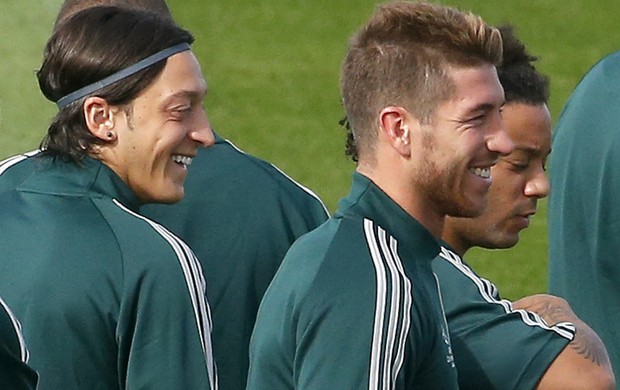 Özil Sergio Ramos treino Real Madrid (Foto: Reuters)