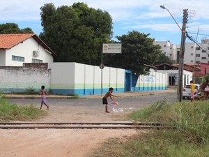 Crianças brincam na rua próxima ao núcleo do projeto (Foto: Yara Pinho/G1)
