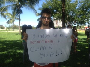 Gustavo mostra cartaz com frase de protesto (Foto: Elisangela Farias/G1)