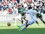 Bacca escorrega e dá dois toques em gol de pênalti que leva Milan à vitória