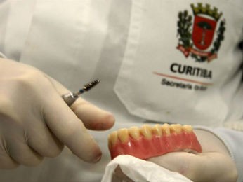 Unidades básicas de saúde passam a confeccionar próteses dentárias  (Foto:  Valdecir Galor/SMCS)