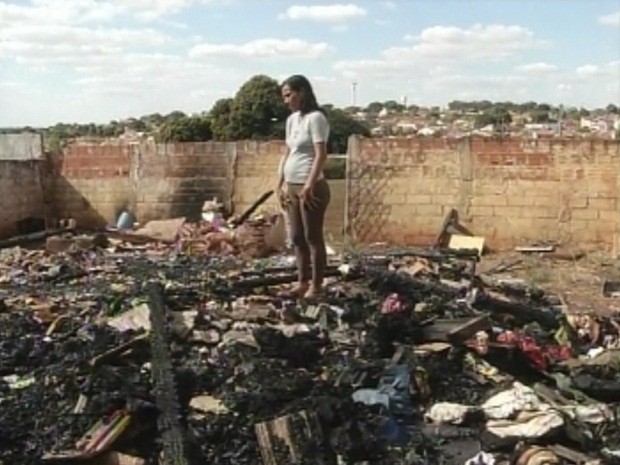 Dona de casa observa o local destruído  (Foto: Reprodução/TV TEM)