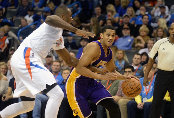 Serge Ibaka, do Thunder, marca Jordan Clarkson, dos Lakers, na NBA (Foto: Mark D. Smith-USA TODAY Sports)