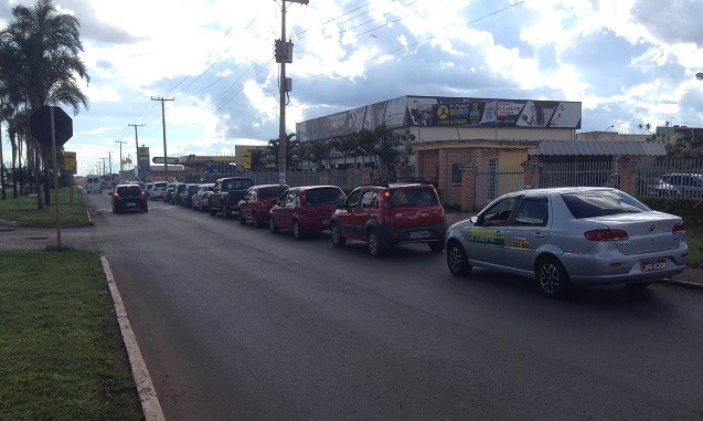 Posto na avenida das quadras 400 de Santa Maria chegou a ter uma fila de espera de 30 minutos. (Foto: Gustavo Schuabb/G1 DF)