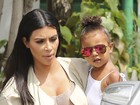 Kim Kardashian usa transparência em passeio com North West