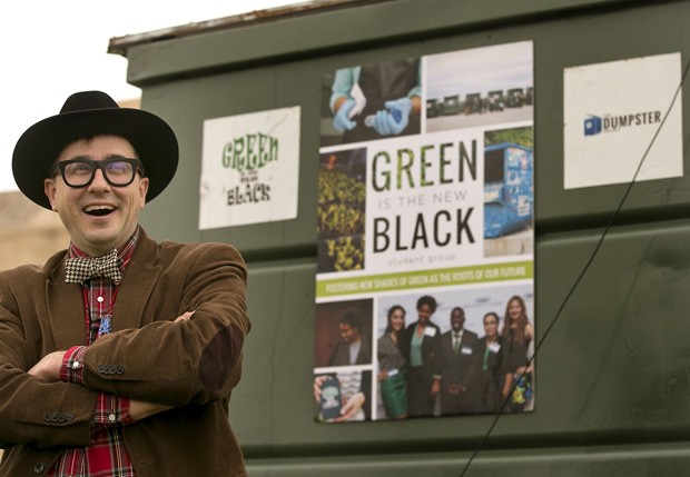 Jeff Wilson é visto em frente a lixeira na qual morou por quase um ano em universidade em Austin, no Texas (EUA) (Foto: Austin American-Statesman, Laura Skelding/AP)