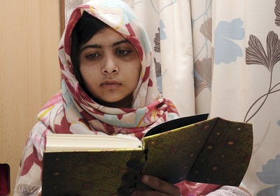 Foto sem data mostra Malala no hospital Elizabeth em Birmingham, na Inglaterra (Foto: AP Photo/Queen Elizabeth Hospital)