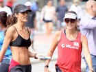 Cynthia Howlett impressiona com barriga sequinha ao se exercitar no Rio