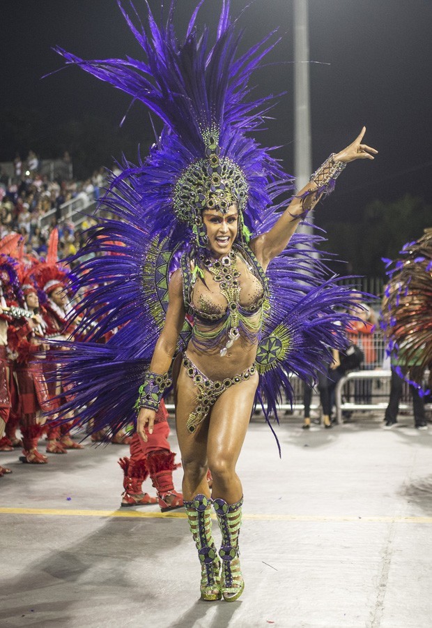 Gracyanne Barbosa no desfile da X9 Paulistana em 2016  (Foto: AgNews)