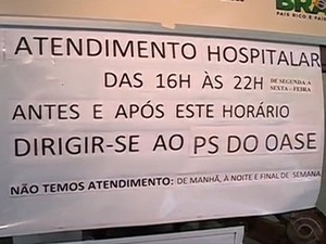 Cartaz na porta da unidade médica explica os horários de atendimento (Foto: Reprodução RBS TV)