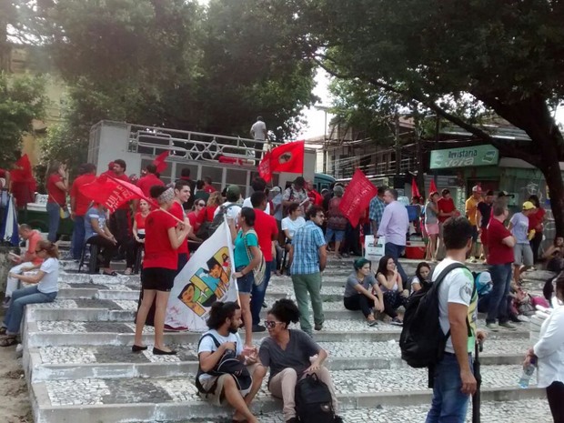 concentração na praça da bandeira (Foto: Andre Teixeira/G1)