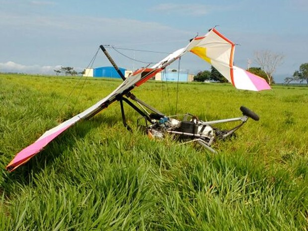 Trike ultraleve, tipo de asa delta com triciclo motorizado, caiu em Novo Horizonte (Foto: Monize Poiani/TV TEM)