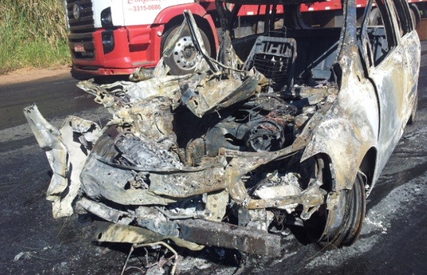 Mulher morre carbonizada em acidente que teve incêndio na BR-153 em Piracanjuba, Goiás 1 (Foto: Reprodução / PRF) Mulher morre carbonizada em acidente que teve incêndio na BR-153 em Piracanjuba, Goiás 1 (Foto: Reprodução / PRF)