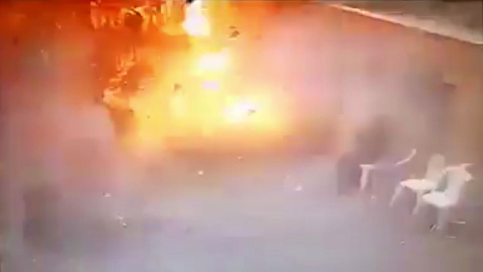 Vídeo disponibilizado pelo Ministério do Interior do Egito mostra terrorista suicida explodindo bomba em igreja de Alexandria (Foto: Egyptian Interior Ministry via AP)