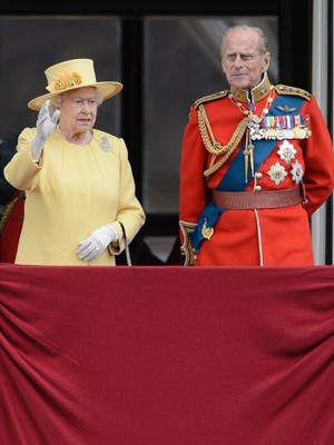 Rainha Elizabeth II comemora aniversário de 86 anos ao lado de príncipe Philip no Palácio de Buckingham, em Londres (Foto: Leon Neal/AFP)