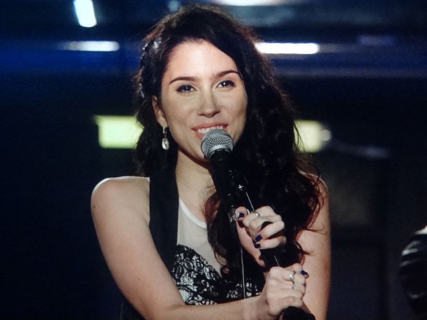 Gabi solta a voz e dá um show em cima do palco (Foto: Amor Eterno Amor/TV Globo) Gabi solta a voz e dá um show em cima do palco (Foto: Amor Eterno Amor/TV Globo)
